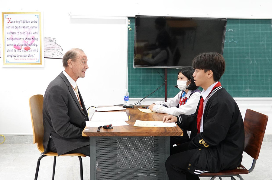  Ông Michael Edward Smithson-thành viên Ban giám khảo đến từ Trung tâm Khảo thí ủy quyền Cambridge chấm thi vấn đáp thí sinh tại vòng bán kết. Ảnh: Mộc Trà