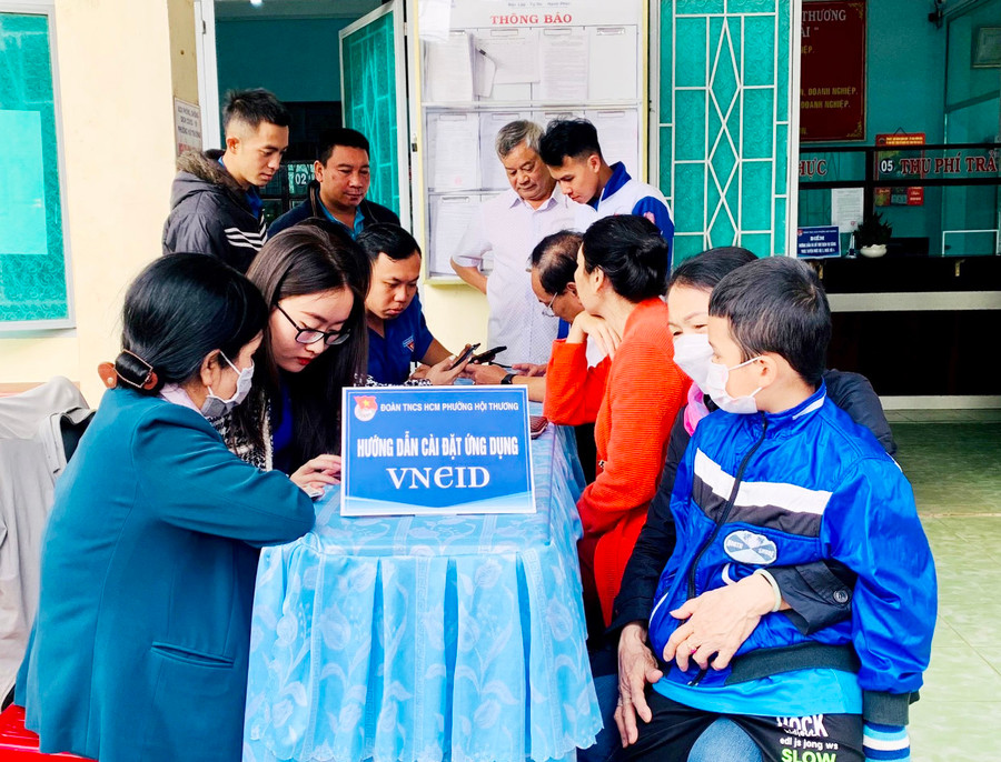 Đoàn phường Hội Thương (TP. Pleiku) hỗ trợ người dân cài đặt ứng dụng VneID. Ảnh: Phan Lài Đoàn phường Hội Thương (TP. Pleiku) hỗ trợ người dân cài đặt ứng dụng VneID. Ảnh: Phan Lài