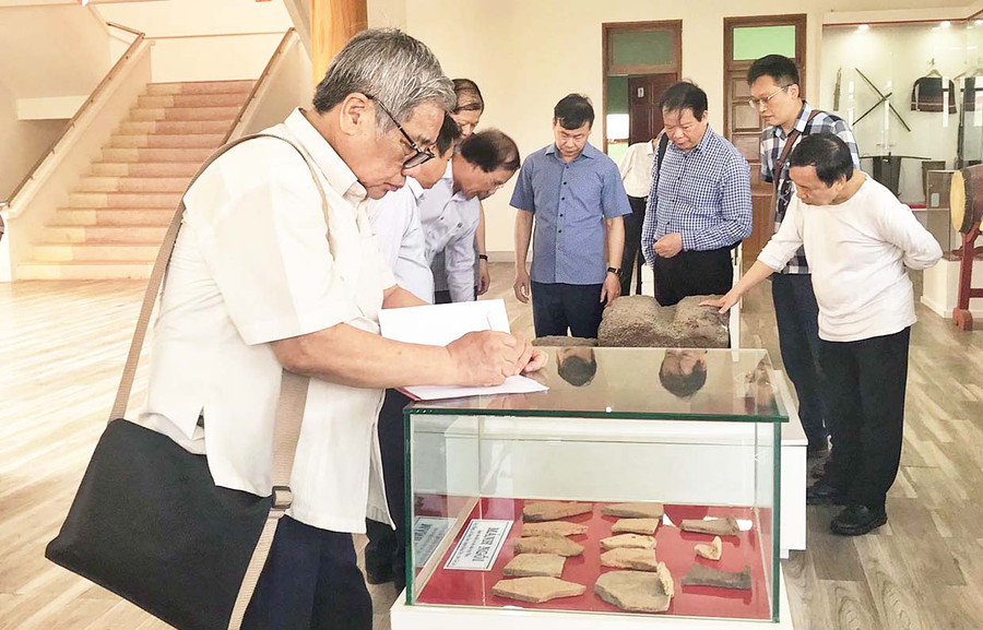 Hội đồng Di sản Văn hóa quốc gia đánh giá cao công tác bảo vệ hiện vật khảo cổ học của di tích Rộc Tưng-Gò Đá. Ảnh: Hoàng Ngọc 