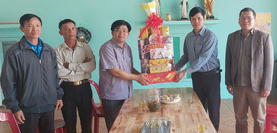 Đoàn công tác của Phó Chủ tịch Ủy ban MTTQ Việt Nam tỉnh Đinh Ngọc Hải thăm, chúc mừng Giáng sinh tại các cơ sở tôn giáo của đạo Công giáo và Tin lành. Ảnh: Thanh Nhật Đoàn công tác của Phó Chủ tịch Đinh Ngọc Hải thăm, chúc mừng Giáng sinh tại các cơ sở tôn giáo của đạo Công giáo và Tin lành. Ảnh: Thanh Nhật