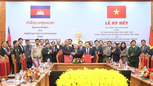 Ủy ban Nhân dân tỉnh Kon Tum và Ủy ban Chính quyền tỉnh Stung Treng ký kết biên bản ghi nhớ hợp tác thời gian tới. Ảnh: VGP Ủy ban Nhân dân tỉnh Kon Tum và Ủy ban Chính quyền tỉnh Stung Treng ký kết biên bản ghi nhớ hợp tác thời gian tới. Ảnh: VGP