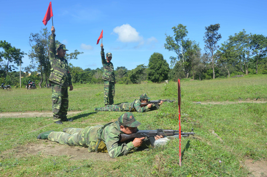 Huấn luyện bắn súng AK tại Tiểu đoàn Bộ binh 50. Ảnh Anh Huy.jpg