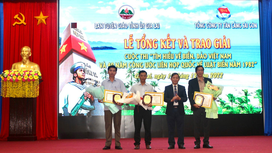 Đồng chí Huỳnh Thế Mạnh (thứ 2 từ phải qua)-Trưởng ban Tuyên giáo Tỉnh ủy trao giải nhất cho các tập thể đạt giải của cuộc thi. Ảnh: Phan Lài Đồng chí Huỳnh Thế Mạnh (thứ 2 từ phải qua)-Trưởng ban Tuyên giáo Tỉnh ủy trao giải nhất cho các tập thể đạt giải của cuộc thi. Ảnh: Phan Lài