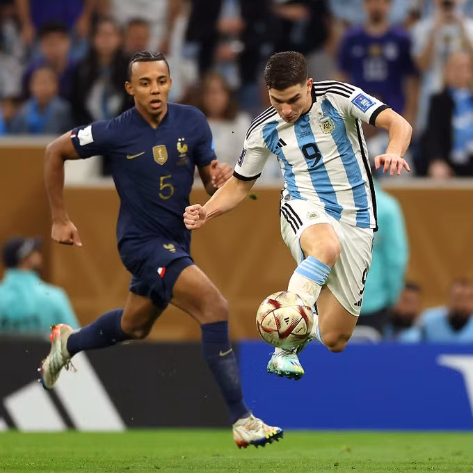 Argentina (phải) đã có hiệp 1 vượt trội. Ảnh: FIFA