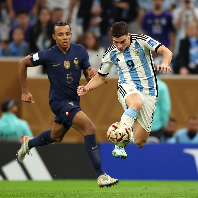 Argentina (phải) đã có hiệp 1 vượt trội. Ảnh: FIFA