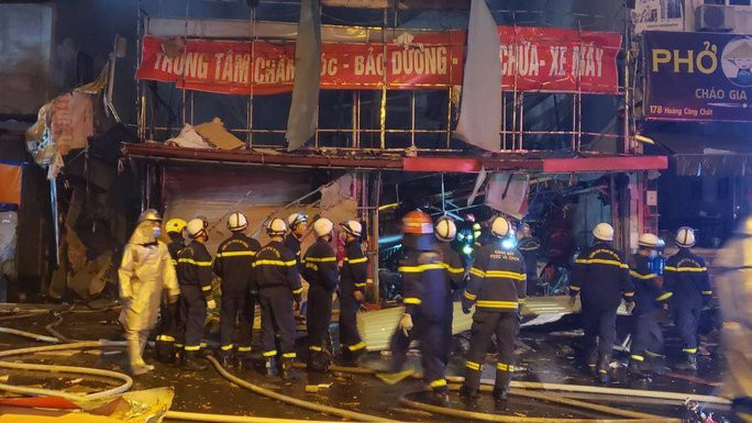 Lực lượng chức năng tiến hành chữa cháy, cứu nạn cứu hộ. Lực lượng chức năng tiến hành chữa cháy, cứu nạn cứu hộ