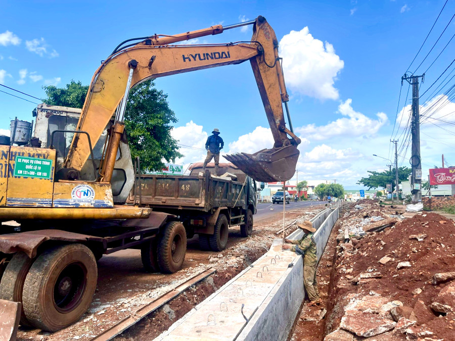 Sở Giao thông-Vận tải đề nghị các đơn vị thi công quốc lộ 19 cần có giải pháp phù hợp, thu dọn hiện trường, hoàn trả mặt đường phục vụ giao thông trong dịp Tết Nguyên đán. Ảnh: Minh Nguyễn Sở Giao thông-Vận tải đề nghị các đơn vị thi công quốc lộ 19 cần có giải pháp phù hợp, thu dọn hiện trường, hoàn trả mặt đường phục vụ giao thông trong dịp Tết Nguyên đán. Ảnh: Minh Nguyễn