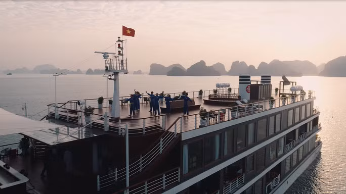 Vịnh Hạ Long được UNESCO nhiều lần công nhận là Di sản thiên nhiên của thế giới với hàng nghìn hòn đảo được làm nên bởi tạo hoá kỳ vĩ và sống động. Vịnh Hạ Long có phong cảnh tuyệt đẹp nên nơi đây là một điểm du lịch rất hấp dẫn với du khách trong nước và quốc tế. Du khách sẽ có những trải nghiệm thú vị trên vịnh như chèo thuyền kayak, thăm hang động, tắm biển trên vịnh, ngắm bình minh hoàng hôn giữa vịnh biển bao la…và cùng nghỉ dưỡng trải nghiệm các dịch vụ cao cấp trên tàu Hạ Long. Hạ Long đứng đầu trong danh sách tìm kiếm về điểm đến du lịch nhiều nhất năm 2022. Ảnh: Luxgroup