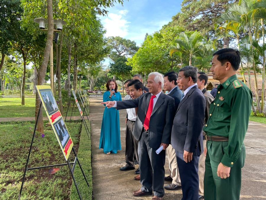 Các đại biểu tham quan triển lãm. Ảnh: Lam Nguyên. Các đại biểu tham quan triển lãm. Ảnh Lam Nguyên.