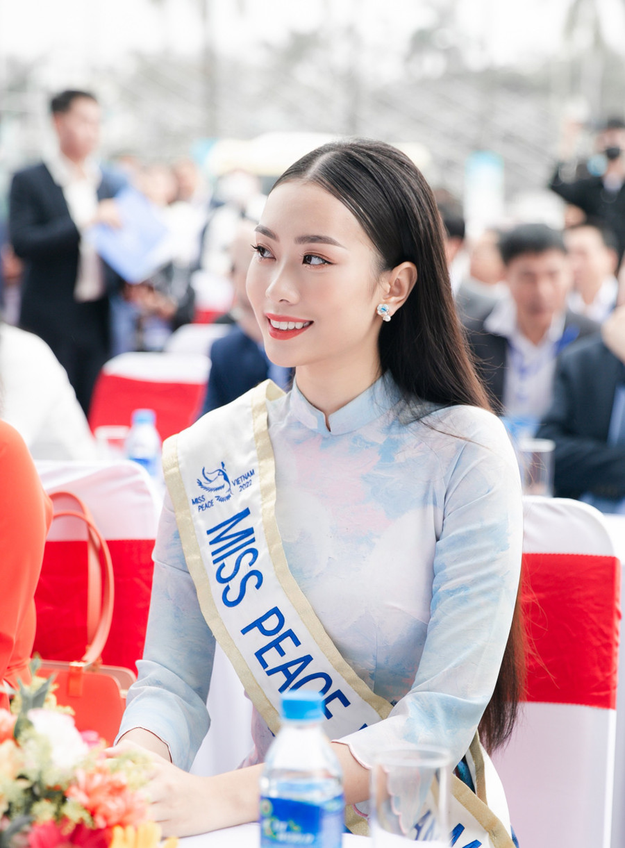 Hoa hậu Ban Mai diện áo dài nữ tính khi tham dự một sự kiện ở Đà Nẵng. Ảnh: NVCC Hoa hậu Ban Mai diện áo dài nữ tính khi tham dự một sự kiện ở Đà Nẵng. Ảnh: NVCC