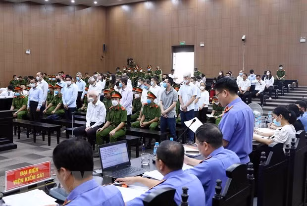 Đại diện Viện Kiểm sát công bố bản cáo trạng các bị cáo tại phiên tòa xét xử sơ thẩm. (Ảnh: Phạm Kiên/TTXVN) Đại diện Viện Kiểm sát công bố bản cáo trạng các bị cáo tại phiên tòa xét xử sơ thẩm. (Ảnh: Phạm Kiên/TTXVN)