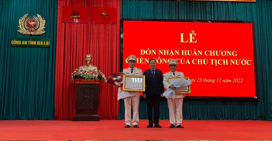 Thừa ủy quyền của Chủ tịch nước, Chủ tịch UBND tỉnh Trương Hải Long trao Huân chương chiến công hạng ba cho Thiếu tướng Rah Lan Lâm (bìa phải) và Đại tá Nguyễn Ngọc Sơn. Ảnh: Sơn Ca