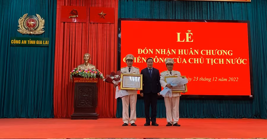 Thừa ủy quyền của Chủ tịch nước, Chủ tịch UBND tỉnh Trương Hải Long trao Huân chương chiến công hạng ba cho Thiếu tướng Rah Lan Lâm (bìa phải) và Đại tá Nguyễn Ngọc Sơn. Ảnh: Sơn Ca