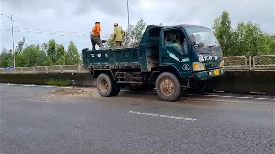 Do mưa, nhiều vị trí hư hỏng chỉ được khắc phục tạm để đảm bảo giao thông. Ảnh: Hoài Luân