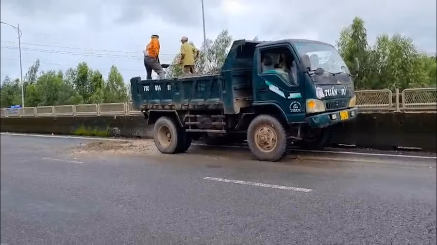 Do mưa, nhiều vị trí hư hỏng chỉ được khắc phục tạm để đảm bảo giao thông. Ảnh: Hoài Luân