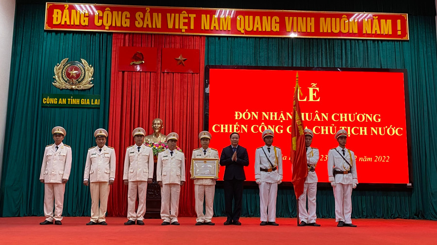 Thừa ủy quyền của Chủ tịch nước, Phó Bí thư Tỉnh ủy, Chủ tịch UBND tỉnh Trương Hải Long trao Huân chương chiến công hạng Nhì cho Phòng An ninh điều tra. Ảnh: Sơn Ca.