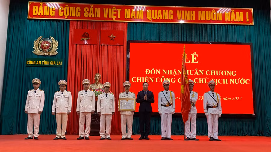 Thừa ủy quyền của Chủ tịch nước, Phó Bí thư Tỉnh ủy, Chủ tịch UBND tỉnh Trương Hải Long trao Huân chương chiến công hạng Nhì cho Phòng An ninh điều tra. Ảnh: Sơn Ca.