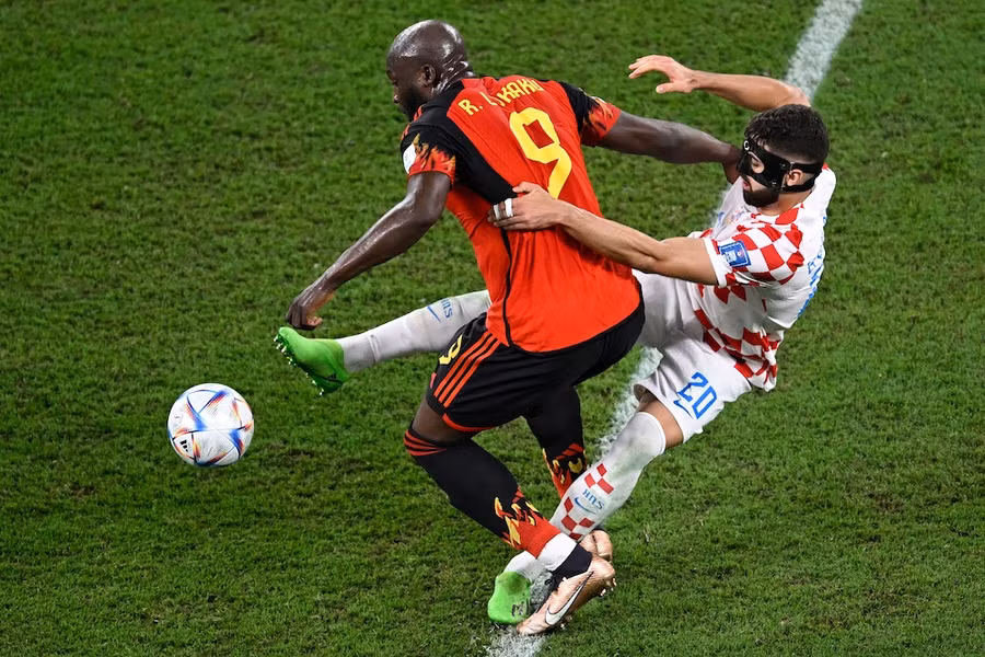 Josko Gvardiol (số 20) liên tục làm nản lòng Lukaku và các cầu thủ hàng công Bỉ. Ảnh: AFP