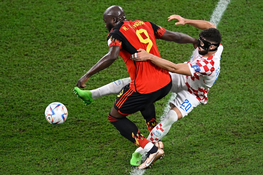 Josko Gvardiol (số 20) liên tục làm nản lòng Lukaku và các cầu thủ hàng công Bỉ. Ảnh: AFP