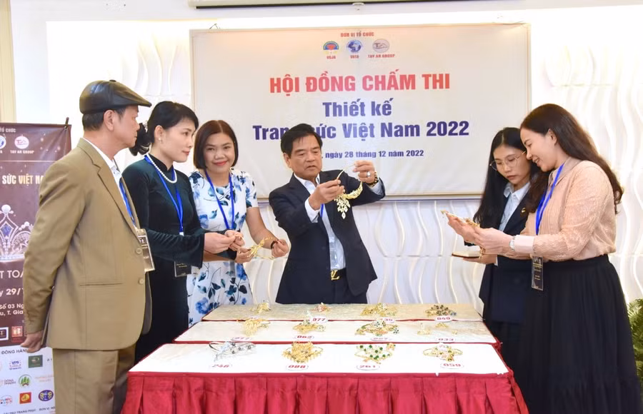 Các thành viên Hội đồng Giám khảo cuộc thi chấm điểm các thiết kế trang sức dự thi. Ảnh: Đức Thụy