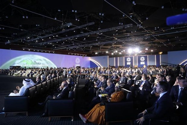 Các phái đoàn tham dự COP27 đã bày tỏ sự ủng hộ sau khi quỹ bồi thường "tổn thất và thiệt hại" được nhất trí thông qua. (Ảnh: THX/TTXVN) Các phái đoàn tham dự COP27 đã bày tỏ sự ủng hộ sau khi quỹ bồi thường