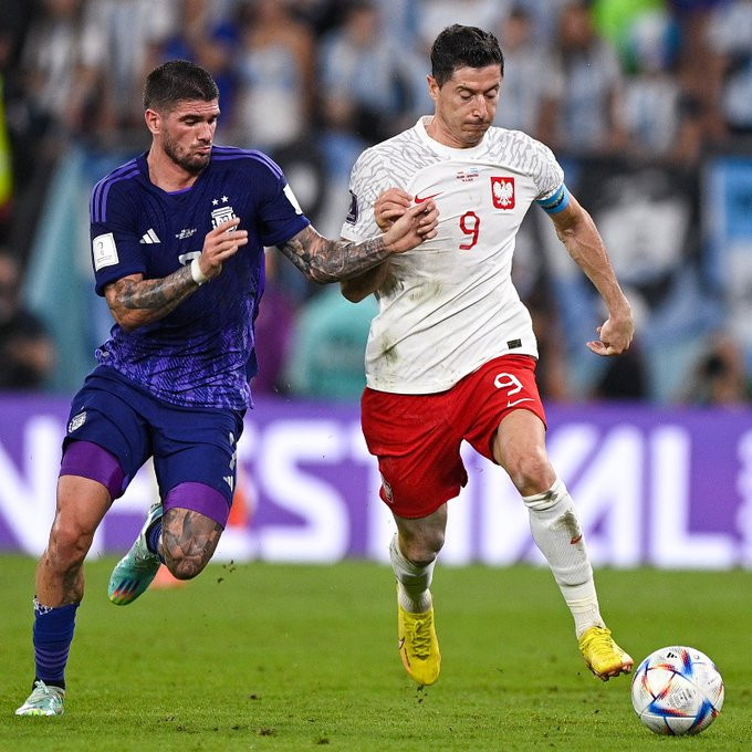 Ba Lan ( phải) đã lựa chọn lối chơi phòng ngự đông người. Ảnh: FIFA Ba Lan ( phải) đã lựa chọn lối chơi phòng ngự đông người. Ảnh: FIFA