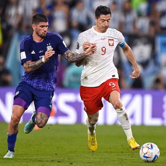 Ba Lan ( phải) đã lựa chọn lối chơi phòng ngự đông người. Ảnh: FIFA Ba Lan ( phải) đã lựa chọn lối chơi phòng ngự đông người. Ảnh: FIFA