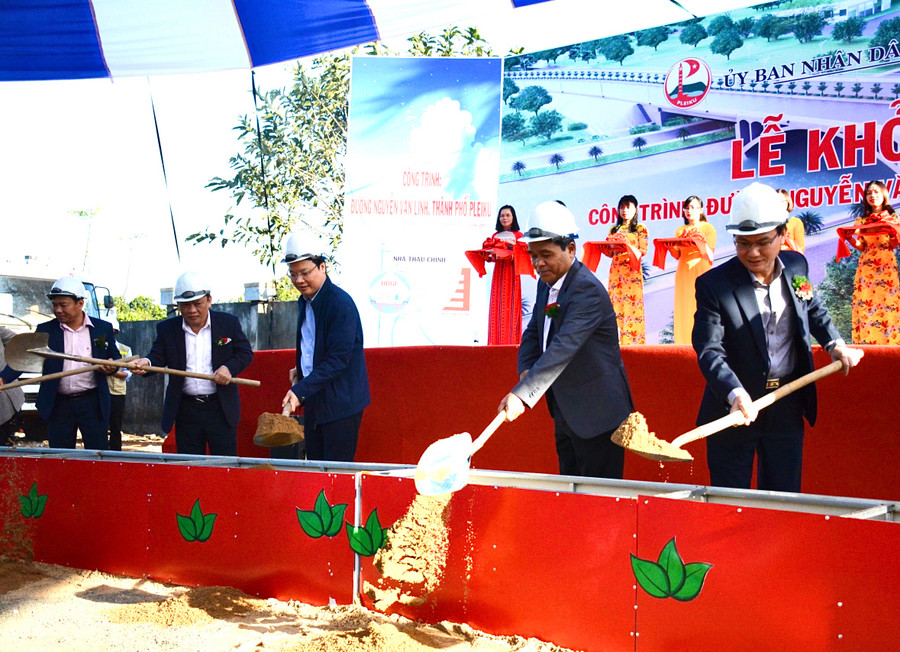 Bí thư Tỉnh ủy Hồ Văn Niên, Chủ tịch UBND tỉnh Trương Hải Long thực hiện nghi thức khởi công dự án đường Nguyễn Văn Linh