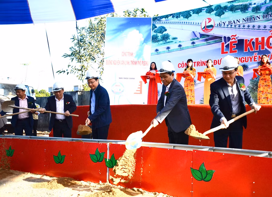 Bí thư Tỉnh ủy Hồ Văn Niên, Chủ tịch UBND tỉnh Trương Hải Long thực hiện nghi thức khởi công dự án đường Nguyễn Văn Linh