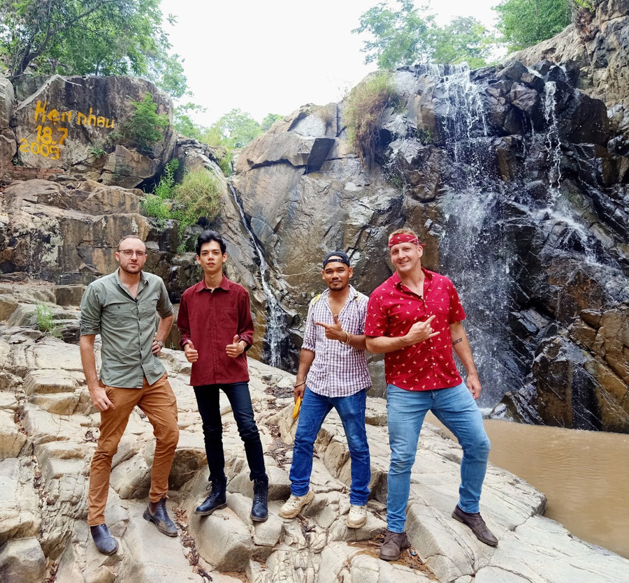  Từ phải sang: YouTuber Sonny Side, Mơ Ai và những người trong ê kíp thực hiện clip quảng bá ẩm thực Jrai (ảnh nhân vật cung cấp).