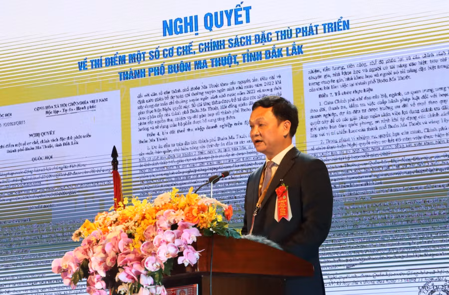 Chủ tịch UBND thành phố Buôn Ma Thuột Vũ Văn Hưng phát biểu tại buổi lễ.