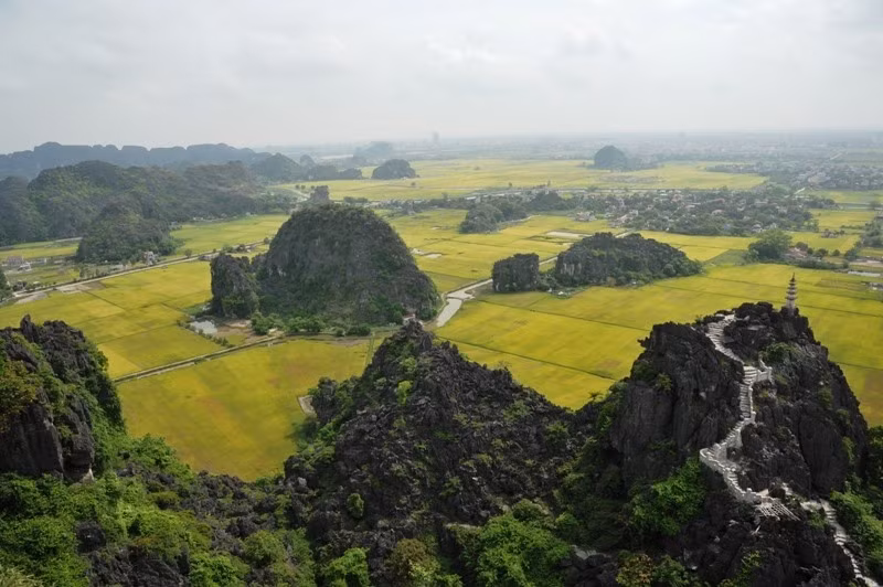 Phong cảnh Ninh Bình nhìn từ Hang Múa. Ảnh: Nguyễn Trường