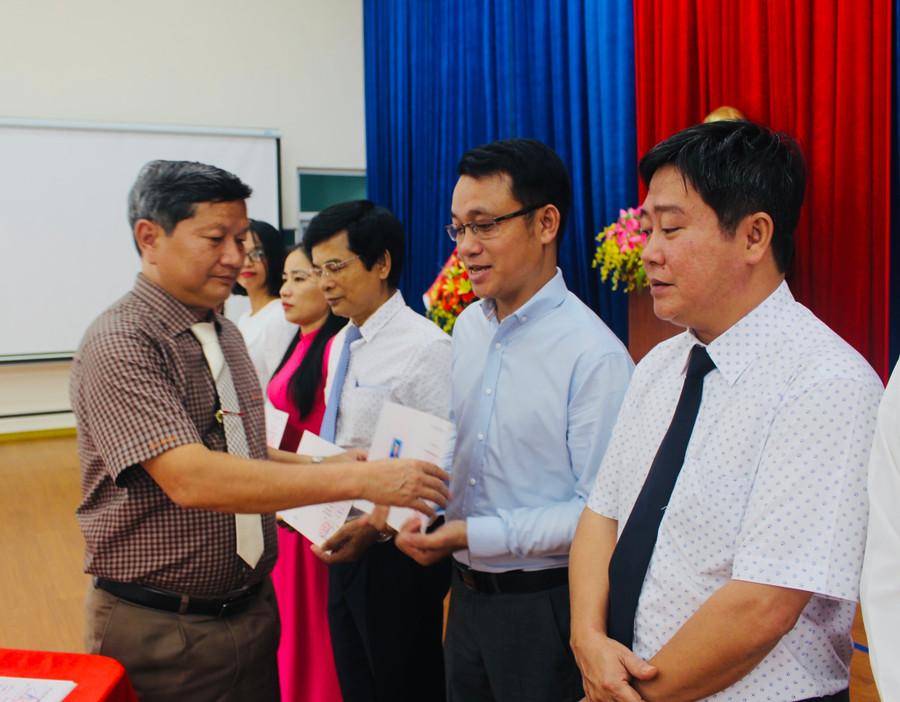 Đồng chí Ngô Khắc Ngọc-Tỉnh ủy viên, Hiệu trưởng Trường Chính trị tỉnh trao bằng tốt nghiệp cho các học viên. Ảnh: Phan Lài Đồng chí Ngô Khắc Ngọc-Tỉnh ủy viên, Hiệu trưởng Trường Chính trị tỉnh trao bằng tốt nghiệp cho các học viên. Ảnh: Phan Lài.