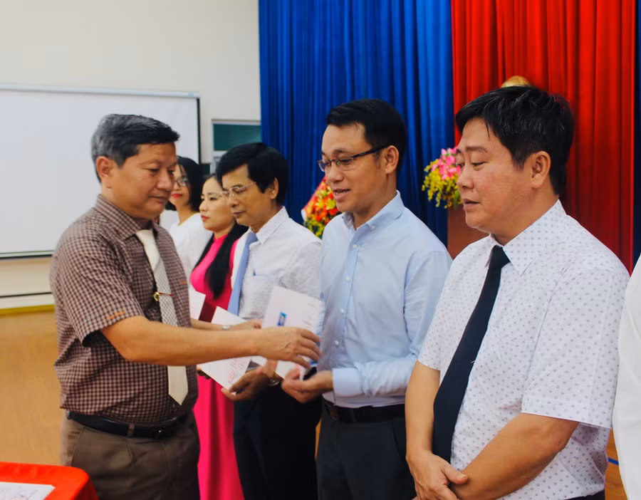 Đồng chí Ngô Khắc Ngọc-Tỉnh ủy viên, Hiệu trưởng Trường Chính trị tỉnh trao bằng tốt nghiệp cho các học viên. Ảnh: Phan Lài.