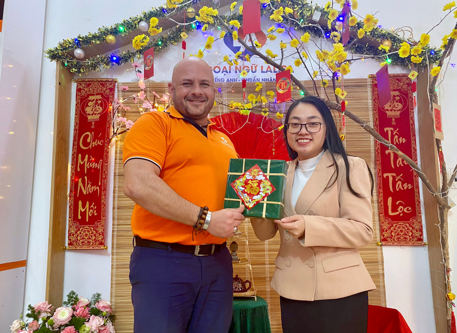 Ông Luke Williams (đến từ Nam Phi) chụp ảnh chào mừng năm mới 2023 cùng đồng nghiệp tại Trung tâm Ngoại ngữ Lalisa (TP. Pleiku). Ảnh: Mộc Trà Ông Luke Williams (đến từ Nam Phi) chụp ảnh chào mừng năm mới 2023 cùng đồng nghiệp tại Trung tâm Ngoại ngữ Lalisa (TP. Pleiku). Ảnh: Mộc Trà