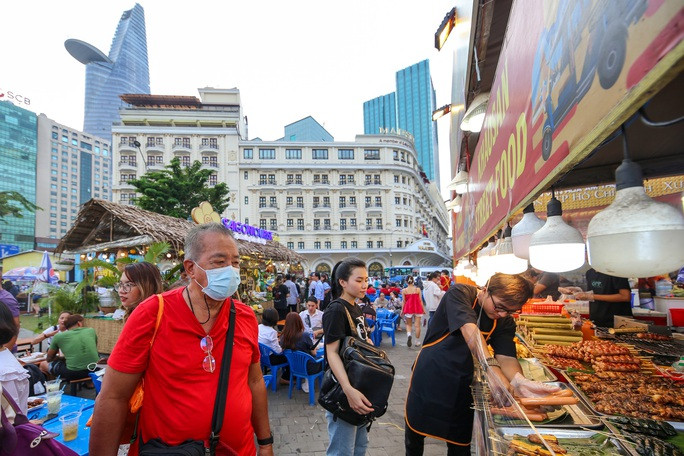 Du khách tham quan “Không gian văn hóa ẩm thực Sài Gòn - TP HCM xưa và nay” trong khuôn khổ Lễ hội “TP HCM - Ngôi nhà của chúng ta” năm 2022 tại Công viên Bến Bạch Đằng, quận 1. Ảnh: HOÀNG TRIỀU