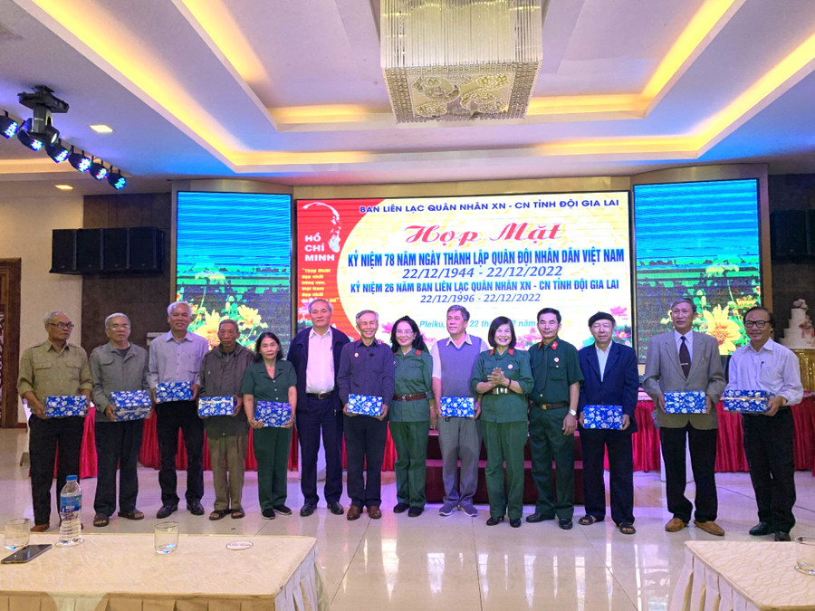 Ban Liên lạc đã tặng quà cho 10 đồng đội thành viên đã có nhiều đóng góp cho các hoạt động của Ban Liên lạc