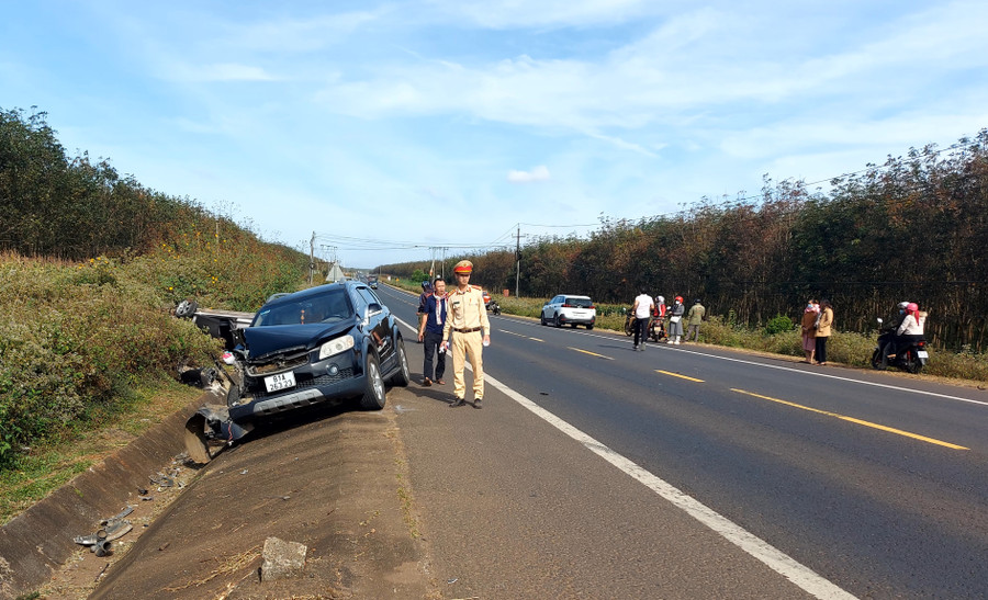 Ô tô BKS cũng bị hư hỏng nặng sau cú va chạm. Ảnh: Thiên Di