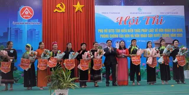 Hội thi phụ nữ dân tộc thiểu số tìm hiểu kiến thức pháp luật.