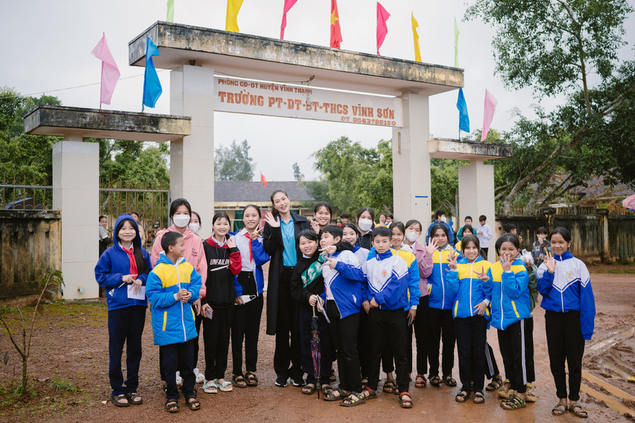 Người đẹp gốc Long An hào hứng ghi lại khoảnh khắc kỉ niệm với các học sinh. Ảnh: NVCC Người đẹp gốc Long An hào hứng ghi lại khoảnh khắc kỉ niệm với các học sinh. Ảnh: NVCC