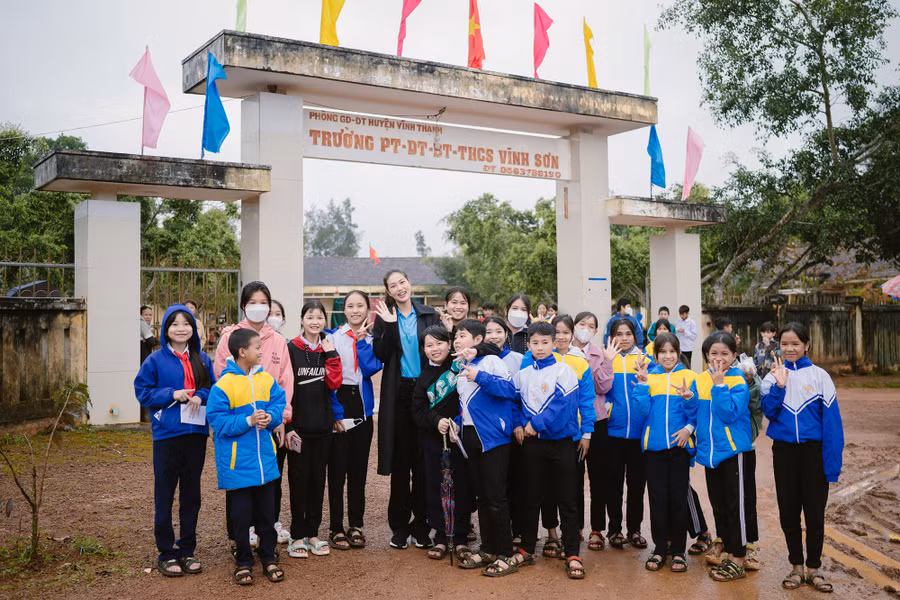 Người đẹp gốc Long An hào hứng ghi lại khoảnh khắc kỉ niệm với các học sinh. Ảnh: NVCC