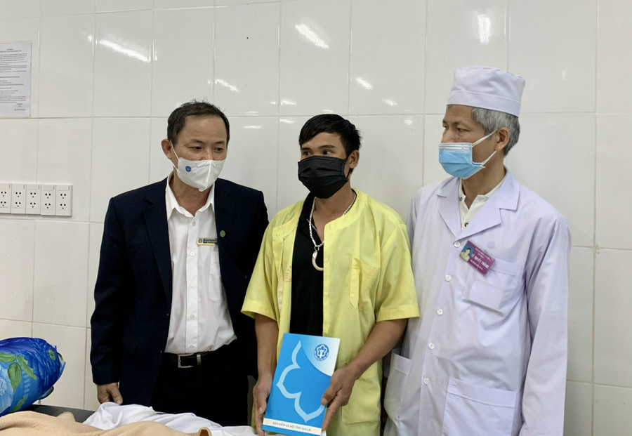 Tặng quà cho bệnh nhân dịp Tết Nguyên đán. Ảnh: Như Nguyện