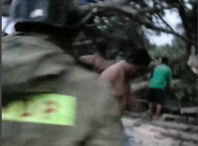 Lực lượng cứu hộ cưa cây điệp để đưa bà Thạch Thị Đẹp ra ngoài. Ảnh: Việt Nhân.