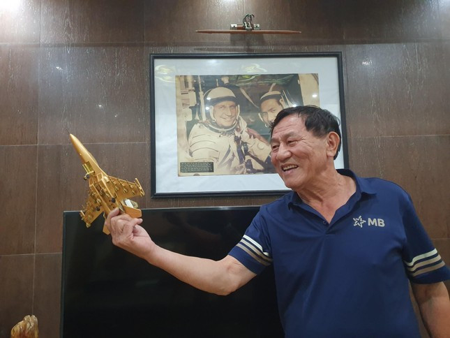 Anh hùng Phạm Tuân mô phỏng các động tác nhào lộn của máy bay chiến đấu