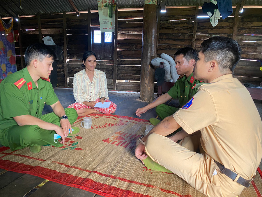Ban An toàn giao thông huyện trao quà hỗ trợ cho gia đình có nạn nhân bị tai nạn giao thông. Ảnh Công an huyện Phú Thiện cung cấp