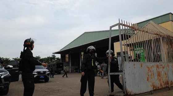 Nhiều trung tâm đăng kiểm bị lực lượng chức năng khám xét do liên quan đến vụ án đang được Công an TPHCM điều tra. Nhiều trung tâm đăng kiểm bị lực lượng chức năng khám xét do liên quan đến vụ án đang được Công an TPHCM điều tra