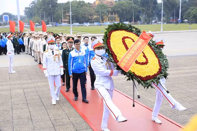 Ủy viên dự khuyết Trung ương Đảng, Bí thư thứ nhất Trung ương Đoàn Bùi Quang Huy cùng các đại biểu vào Lăng viếng Chủ tịch Hồ Chí Minh. Ảnh: Minh Đức/TTXVN
