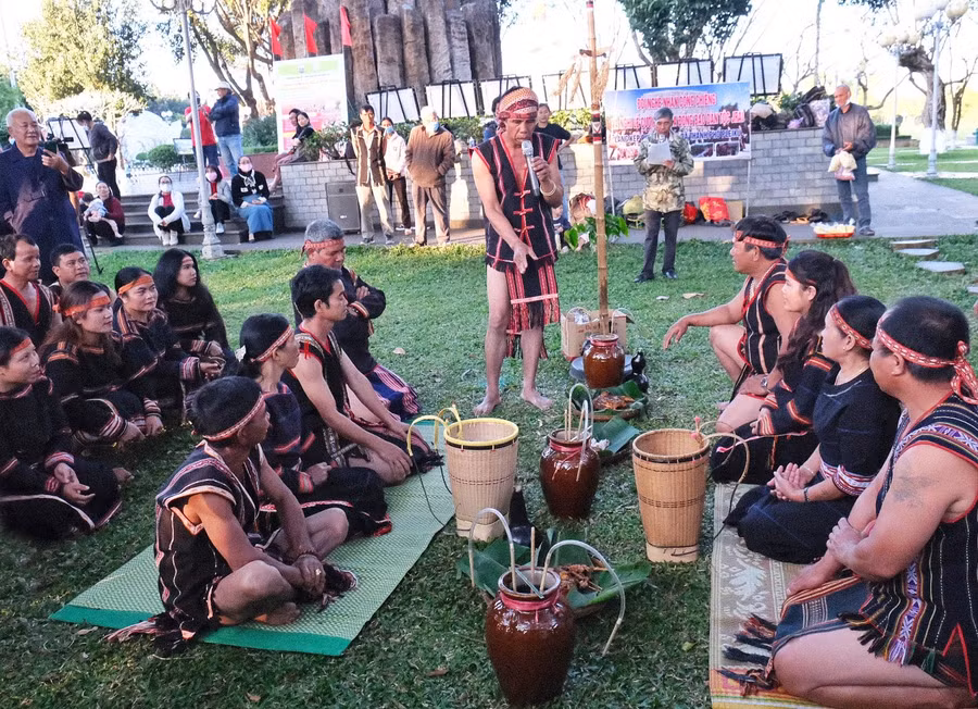 Nghệ nhân làng Kép (phường Đống Đa, TP. Pleiku) tái hiện lễ cưới của người Jrai. Ảnh: Hoàng Ngọc