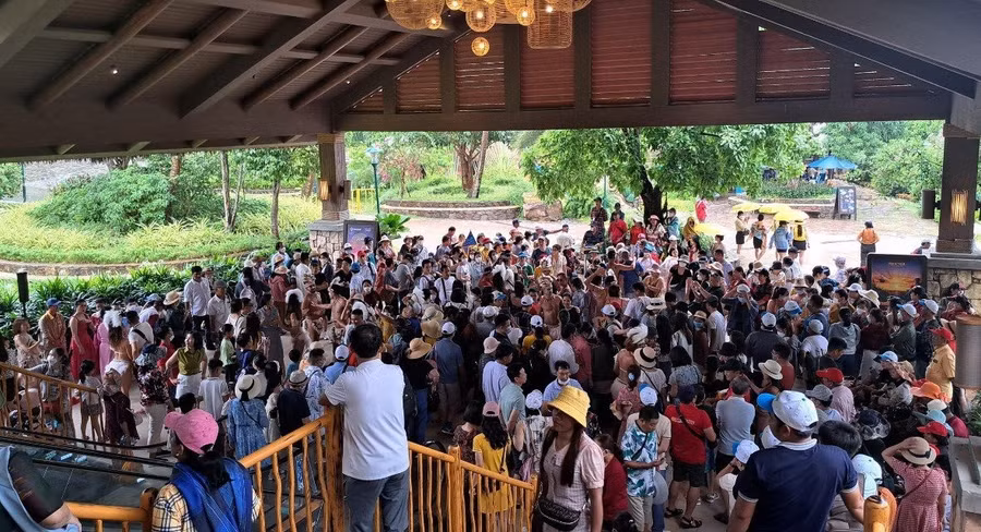 Du khách tập trung ở các điểm tham quan du lịch của TP Phú Quốc khá đông. Ảnh: Phú Quốc