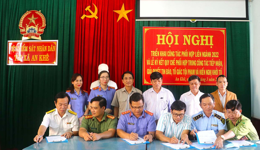  Các cơ quan khối Nội chính thị xã An Khê ký kết quy chế phối hợp trong công tác tiếp nhận, giải quyết tin báo, tố giác tội phạm và kiến nghị khởi tố. Ảnh: Ngọc Minh